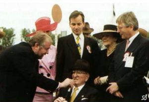 Siegerehrung für Lavircos Derby-Sieg mit Walther J. Jacobs und Dr. Andreas Jacobs (Mitte). Foto Archiv Gestüt Fährhof