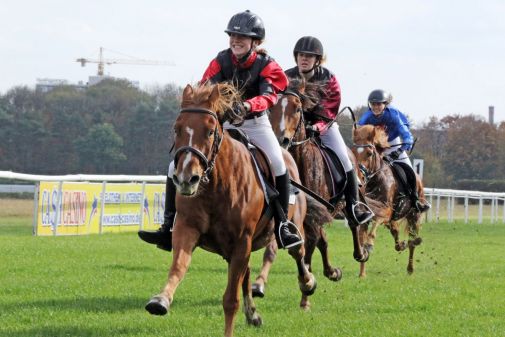 Für das Ponyrennen am 25. August in Dresden werden Pferde und Reiter gesucht: Bei der 2018-er-Auflage waren Smart Sunny Cody und Greta Heimann am schnellsten unterweg. www.galoppfoto.de - Peter Heinzmann