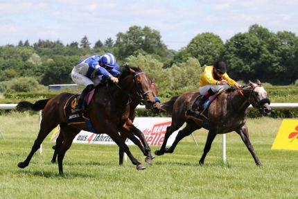 Der RaceBets.de - Derby Trial Frühjahrspreis: Soul Train (außen) mit Bauyrzhan Murzabayev in den blau-weißen Farben des Stalles Unia Racing in dem Moment, als er den Favoriten Adrian (Andrasch Starke) passiert. www.galoppfoto.de - Sarah Bauer