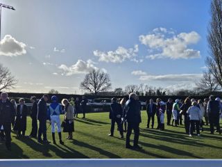 Buntes Treiben im Führring in Southwell vor dem Winter Derby. Foto: Karina Strübbe