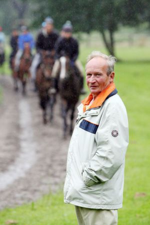 Trainer Uwe Ostmann bei der Morgenarbeit, Mülheim 2007. www.galoppfoto.de - Frank Sorge