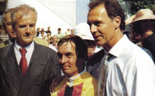 ... und sogar der Kaiser kommt zum Gratulieren: Jockey Georg Bocskai eingerahmt von Franz Beckenbauer und dem damaligen Präsidenten des Münchner Rennvereins, Dietrich von Boetticher, nach dem Sieg im ersten Riemer Gr. I-Rennen. Foto: Archiv Zeno