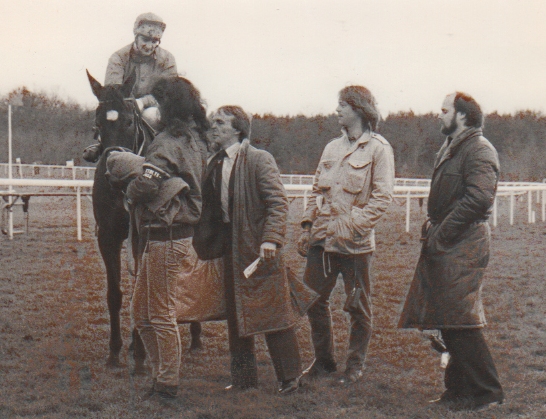 Die Anfänge: Uwe Stoltefuß mit Wilderei und Eric Apter für den Stall Onzo - hier vertreten durch Daniel Delius (2.v.r.) und Hans-Georg Fabian (rechts) - 1983 in Hannover. Foto: Archiv