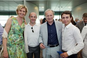 Verkaufte Zazou - Werner Heinz (2. v. r.) mit seiner Frau Brigitta und den Jockeys Olivier Peslier and Mickael Barzalona