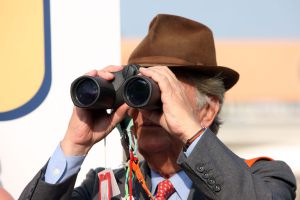 Vize-Präsident Albert Darboven schaut durch sein Fernglas. www.galoppfoto.de - Frank Sorge