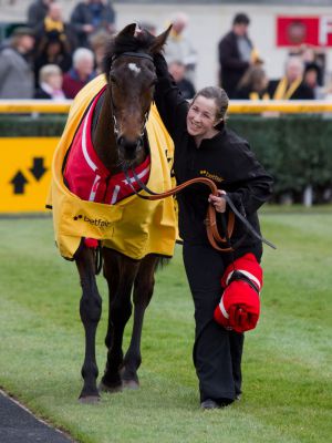 Der Zarkava-Bruder Zarkandar mit Lass Steph Searle. Foto: Toby Connors