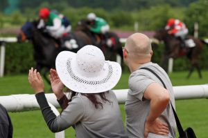 Zuschauer fiebern beim Galopprennen mit. www.galoppfoto.de - Marius Schwarz